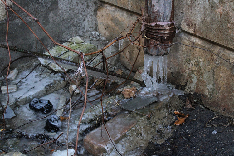 Preventing and Thawing Frozen Pipes